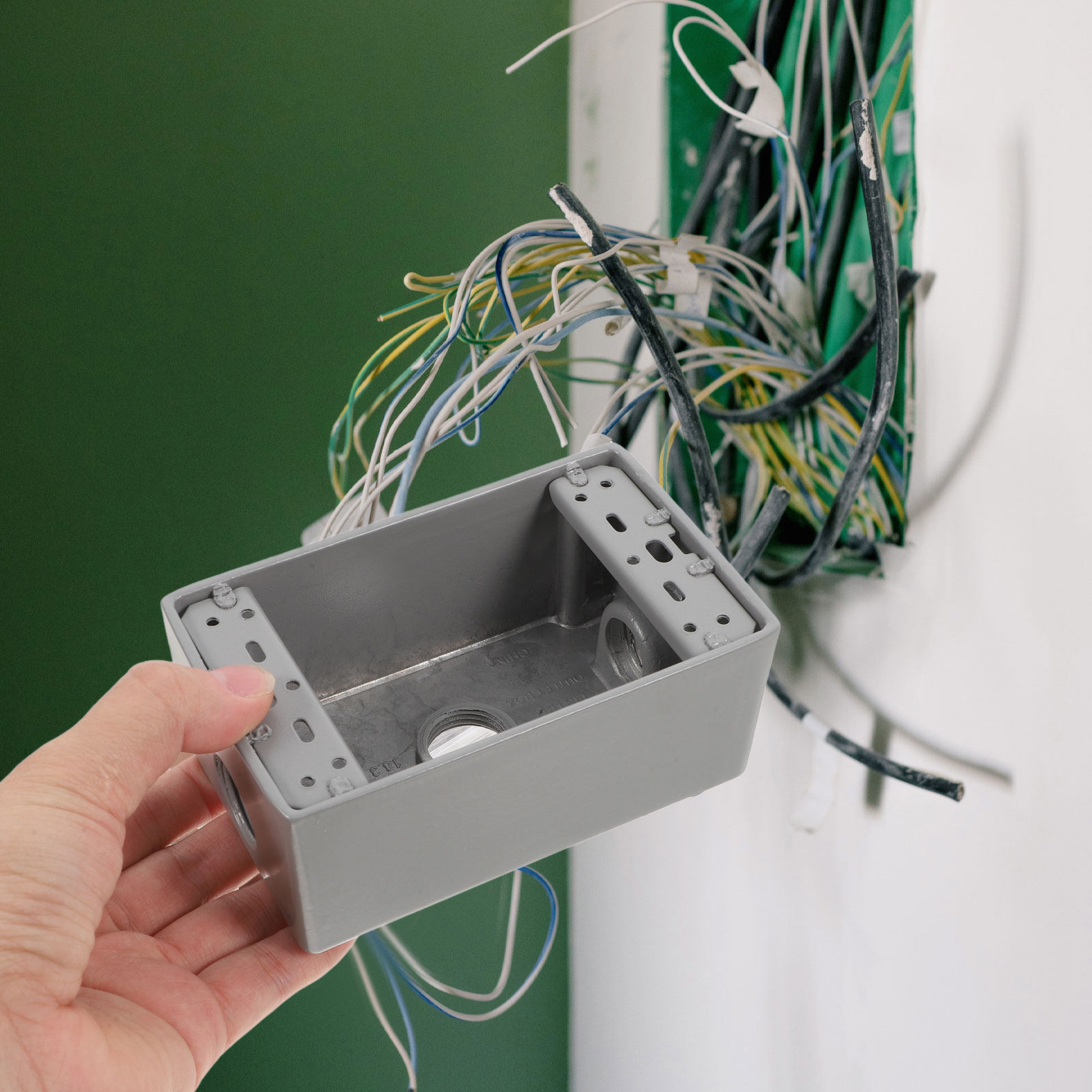 Outdoor Power Outlet Install - Dökme Demir Alüminyum Elektrik Priz Kutusu